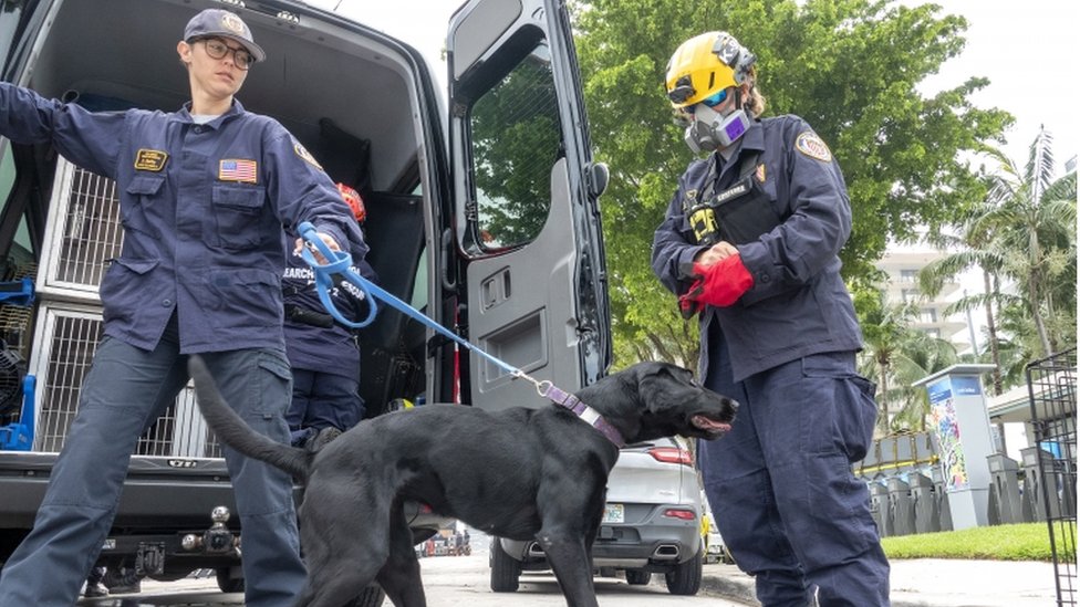 Derrumbe en Miami: la unidad de los bomberos de Miami especializada en rescates de alto riesgo que lidera las operaciones para encontrar sobrevivientes en el edificio colapsado
