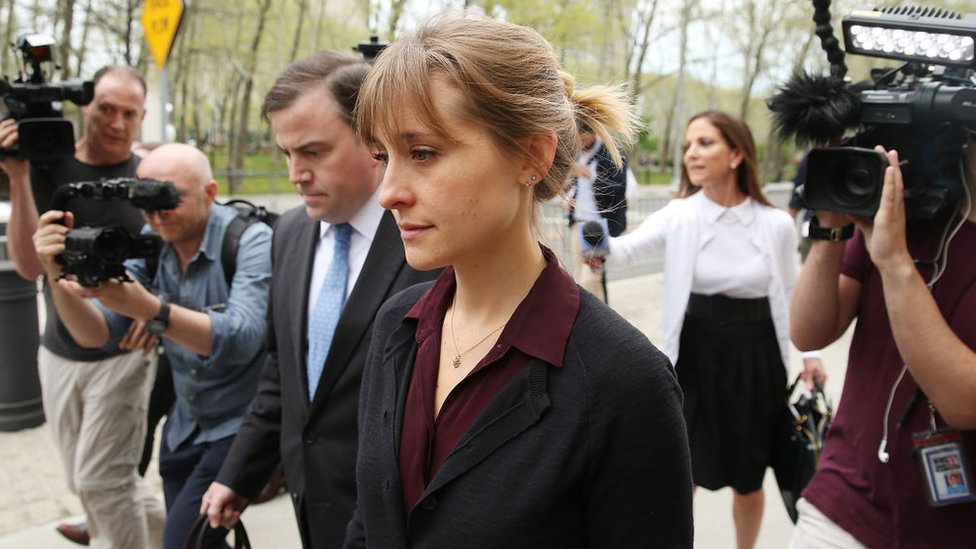 Secta Nxivm: Allison Mack, actriz de la serie Smallville y discípula de Keith Raniere, condenada a 3 años por reclutar mujeres para el grupo