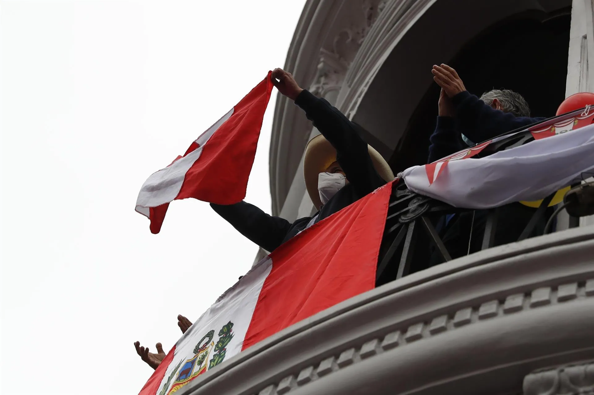 Castillo lidera elecciones peruanas con 100 % de actas procesadas