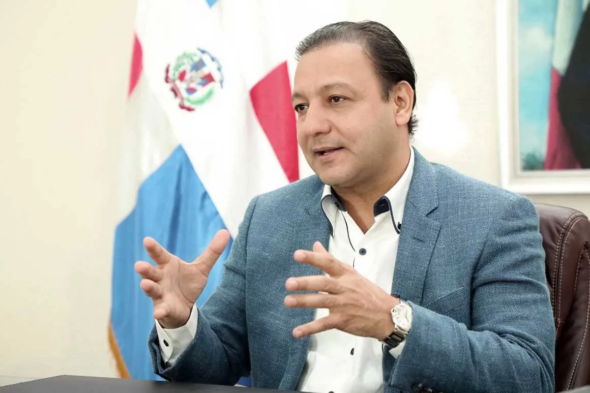 Abel Martínez ofrece ayuda a alcalde Manuel Jiménez para resolver situación de basura 