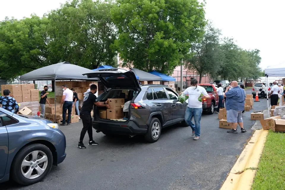 Consulado dominicano entrega alimentos en “Pequeño Santo Domingo” de Miami