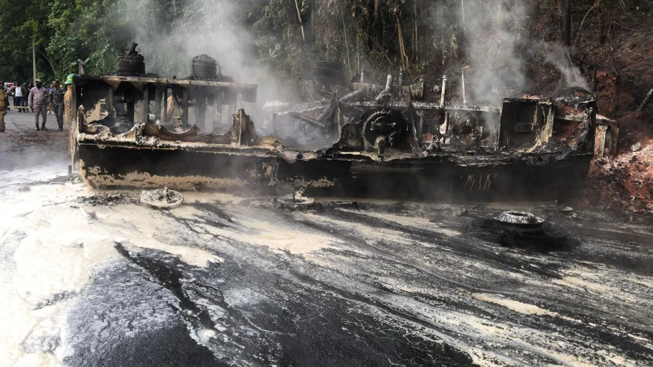 Un fallecido tras incendiarse camión de combustible en Autopista Duarte