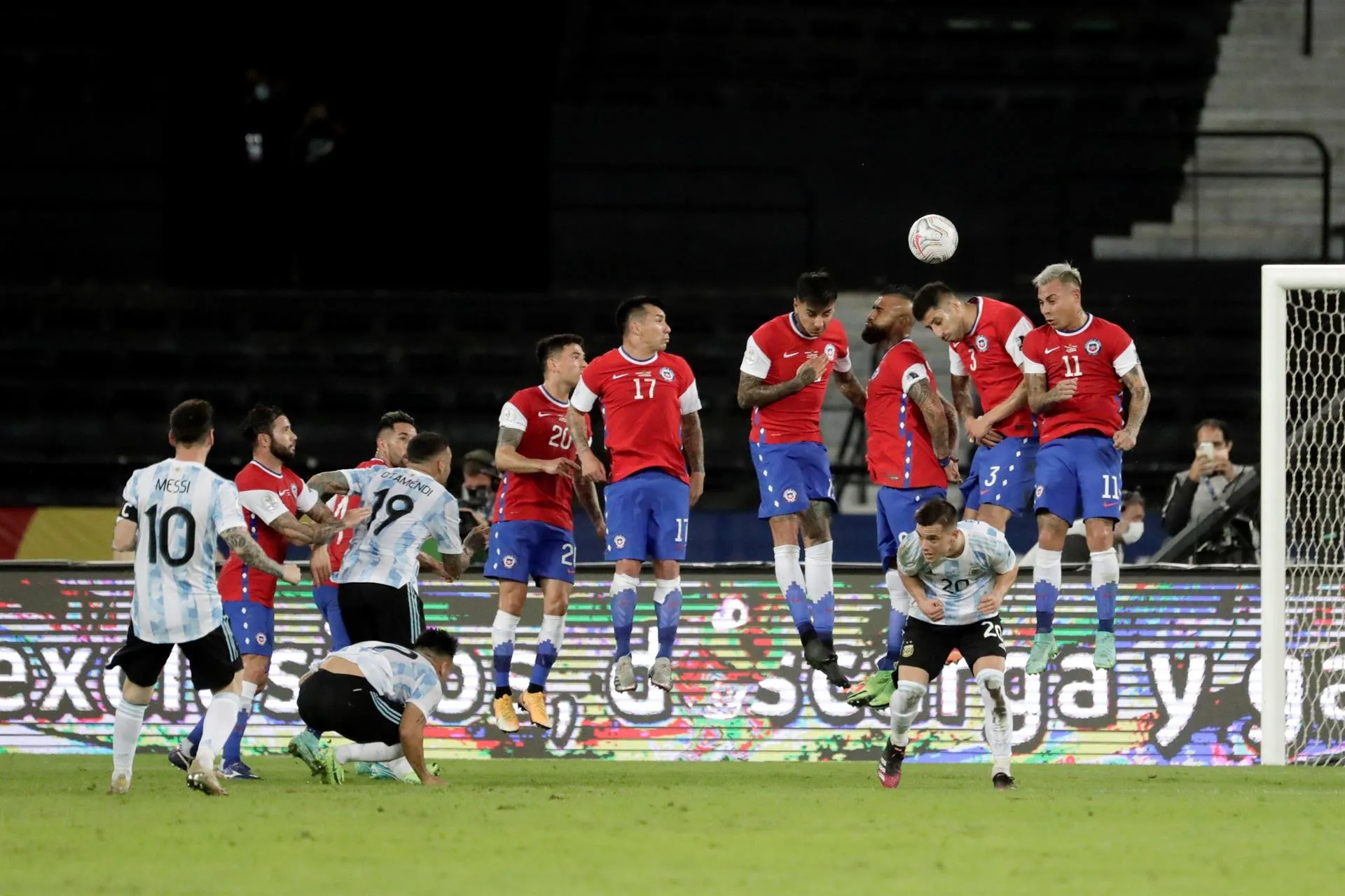 Messi anota gol 73 en empate con Chile y Paraguay lidera con goleada a Bolivia