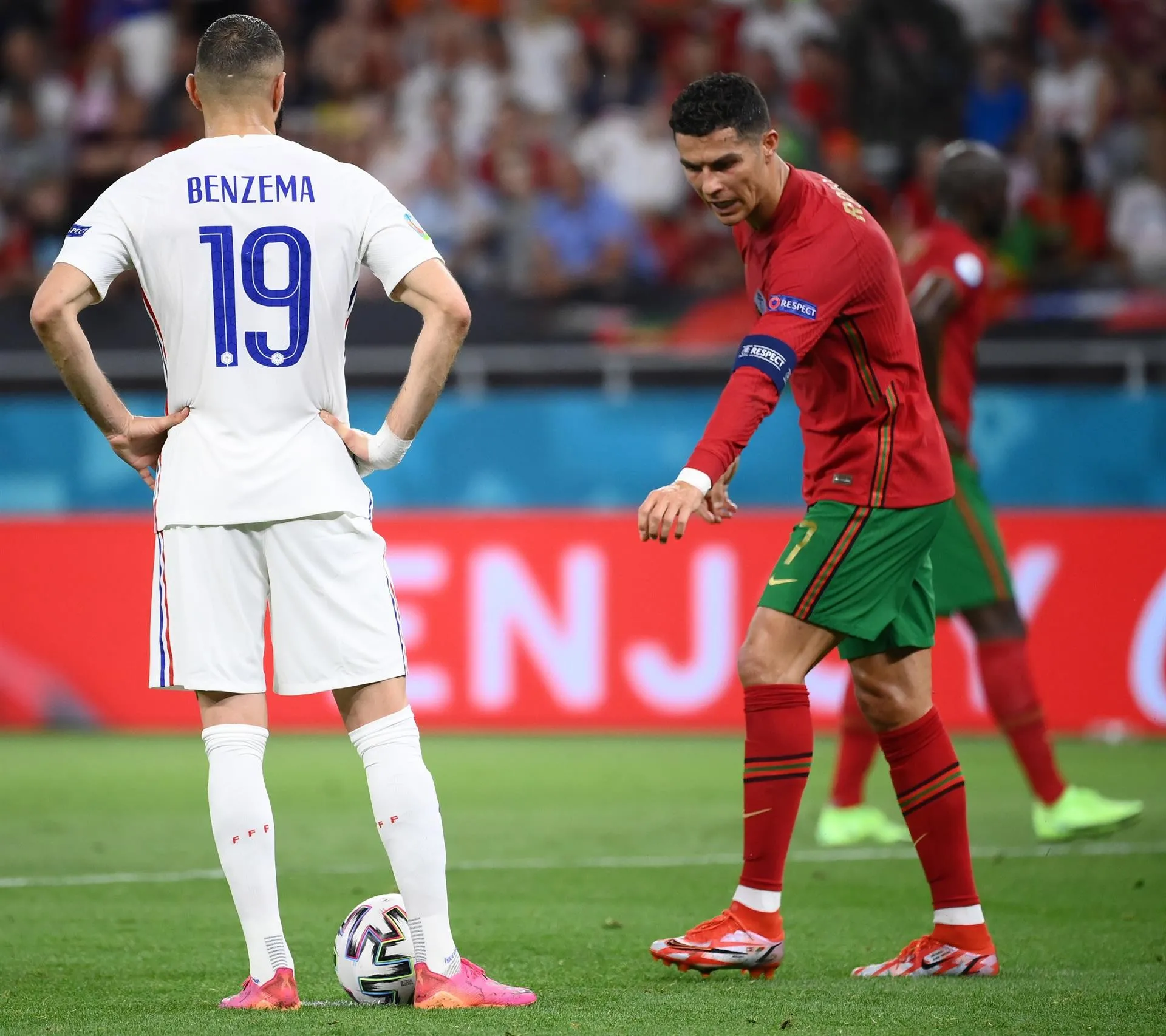 El pulso entre Ronaldo y Benzema deja a Portugal tercera