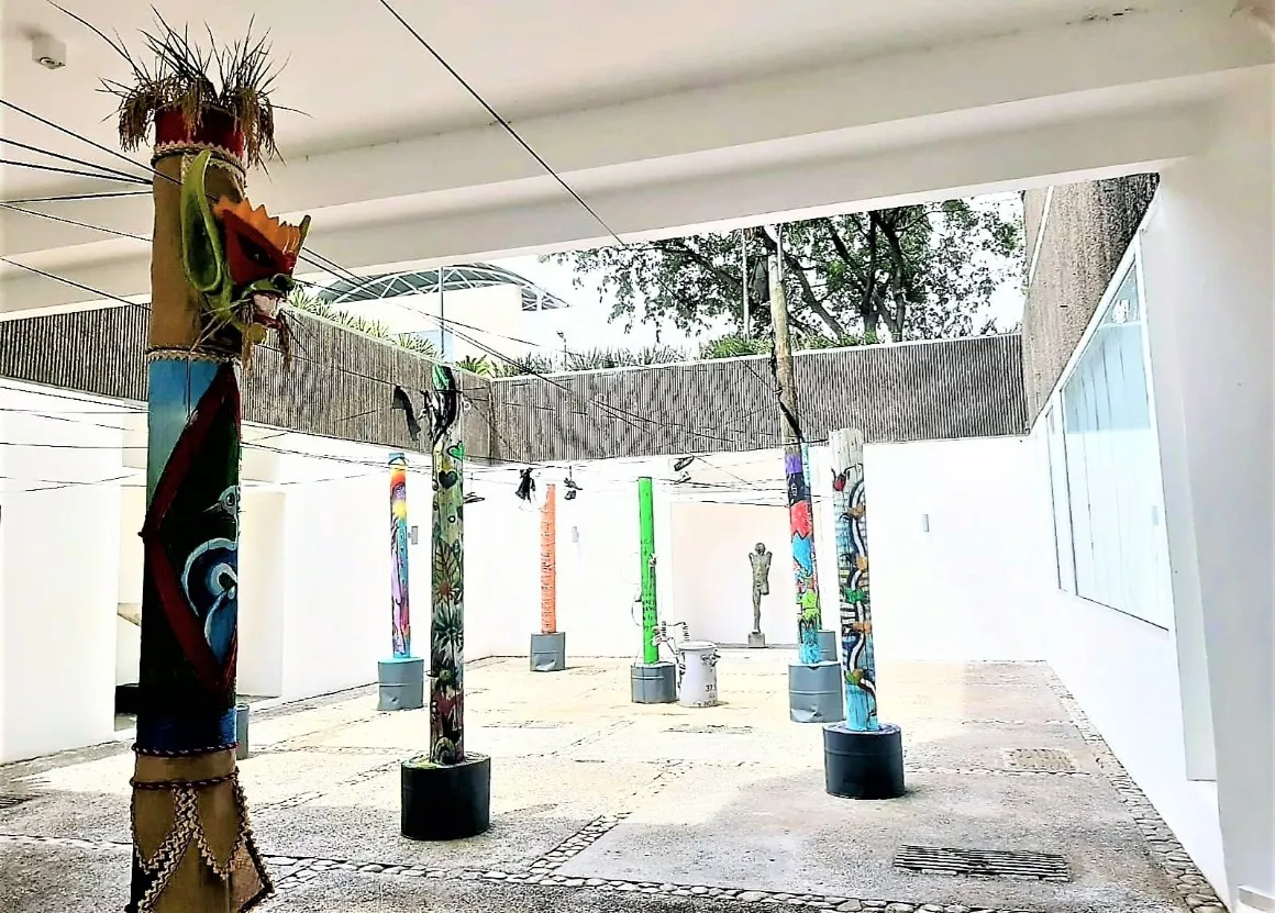 Logran instalar los “Palo é Lú” en la 29 Bienal de Artes Visuales