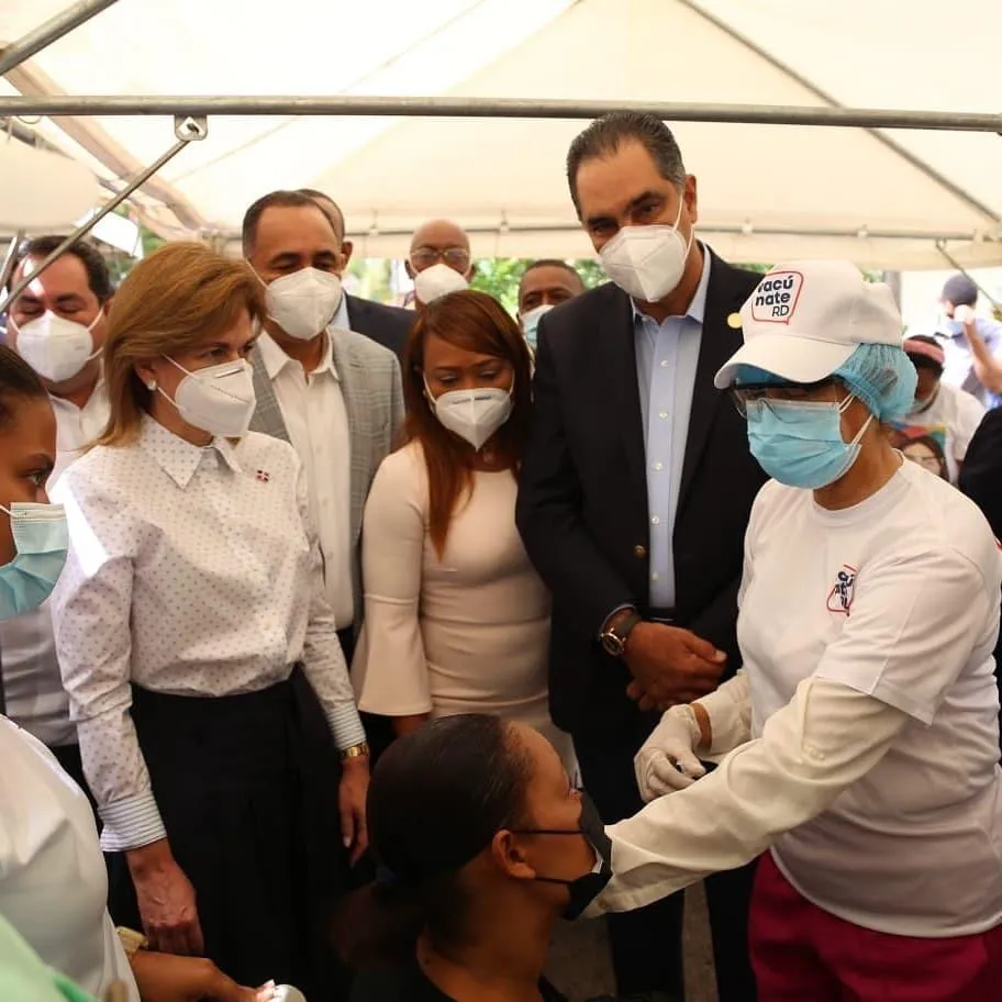 Vicepresidenta y SeNaSa entregan equipos medicos en SPM