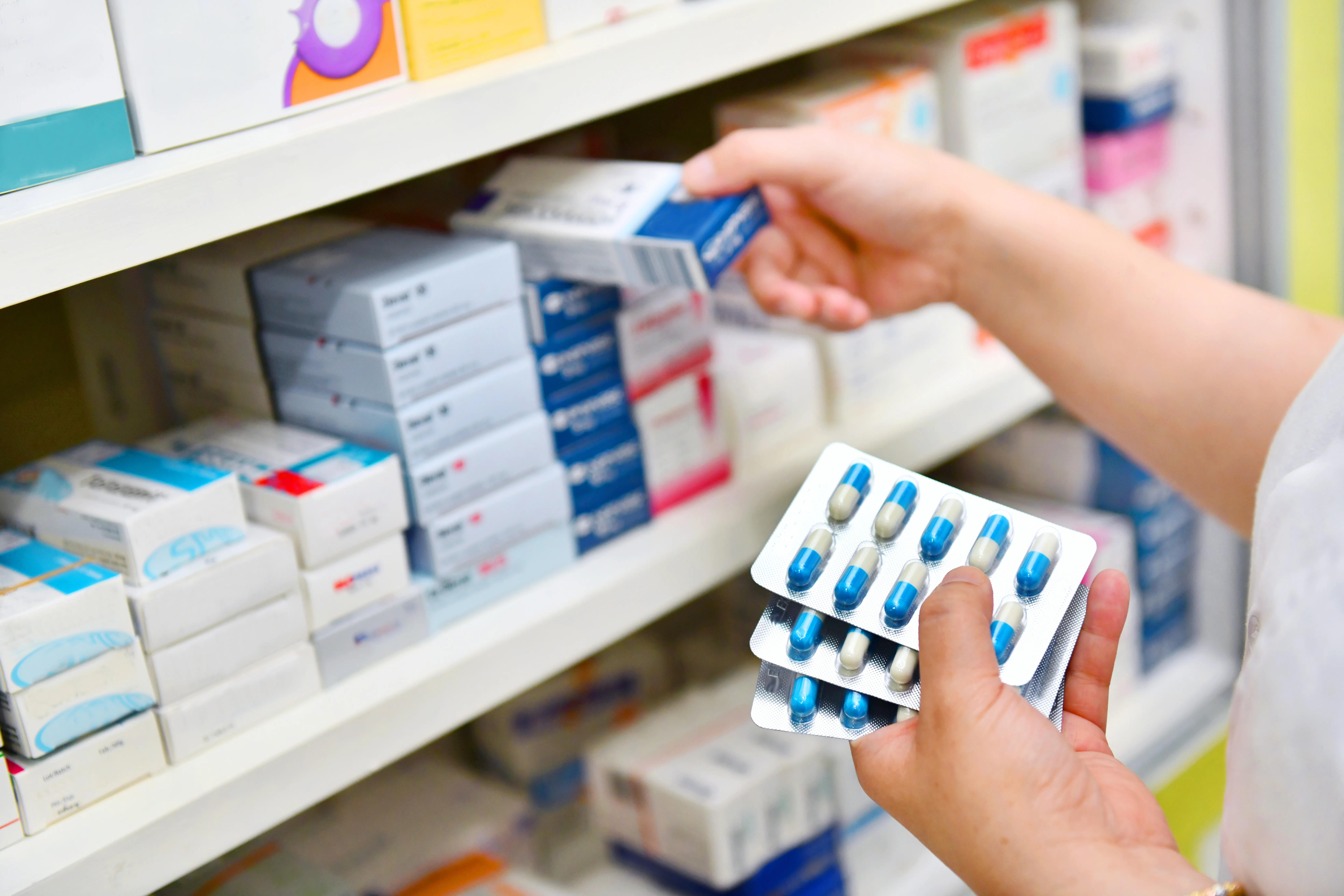 Unión de Farmacias advierte riesgo de comprar medicamentos en colmados