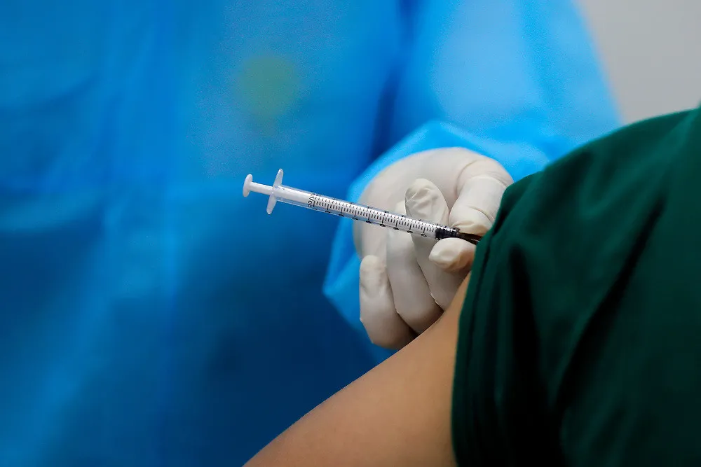 «Antivacunas», no «anti vacunas» ni «anti-vacunas»