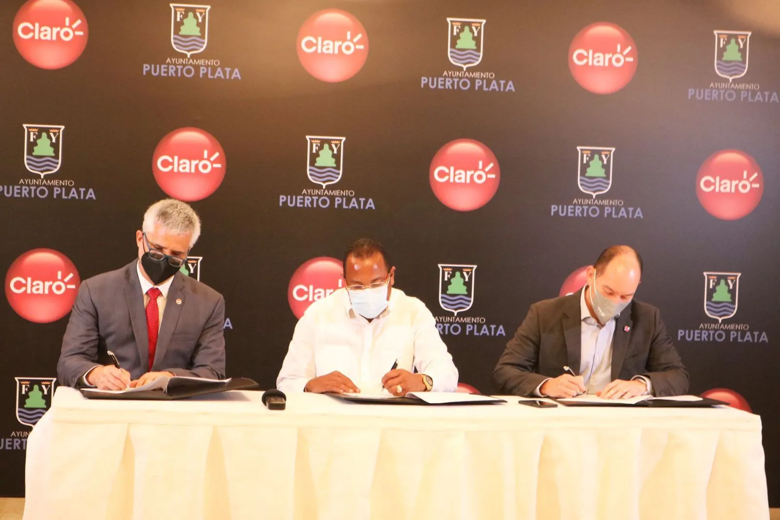 Alcaldía de Puerto Plata y Claro firman acuerdo para llevar fibra óptica a los hogares