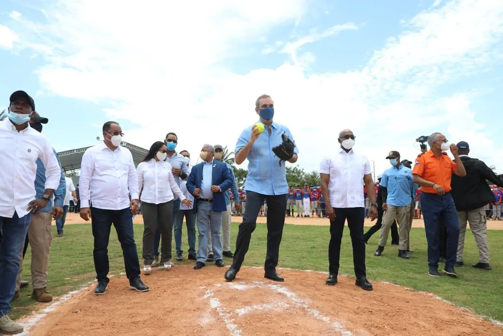 Abinader inaugura Estadio de Sóftbol Cristino Cala en Nagua