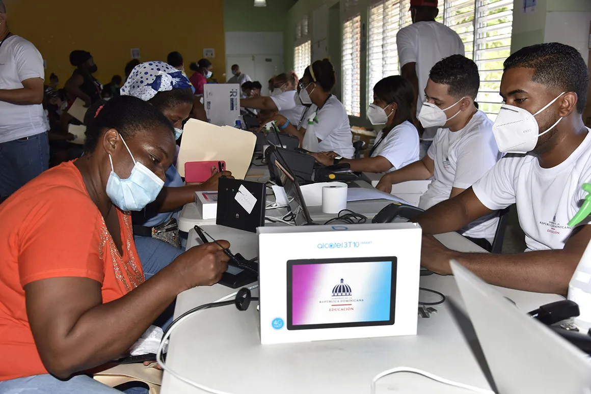 Ministerio de Educación entrega equipos tecnológicos a estudiantes de Samaná