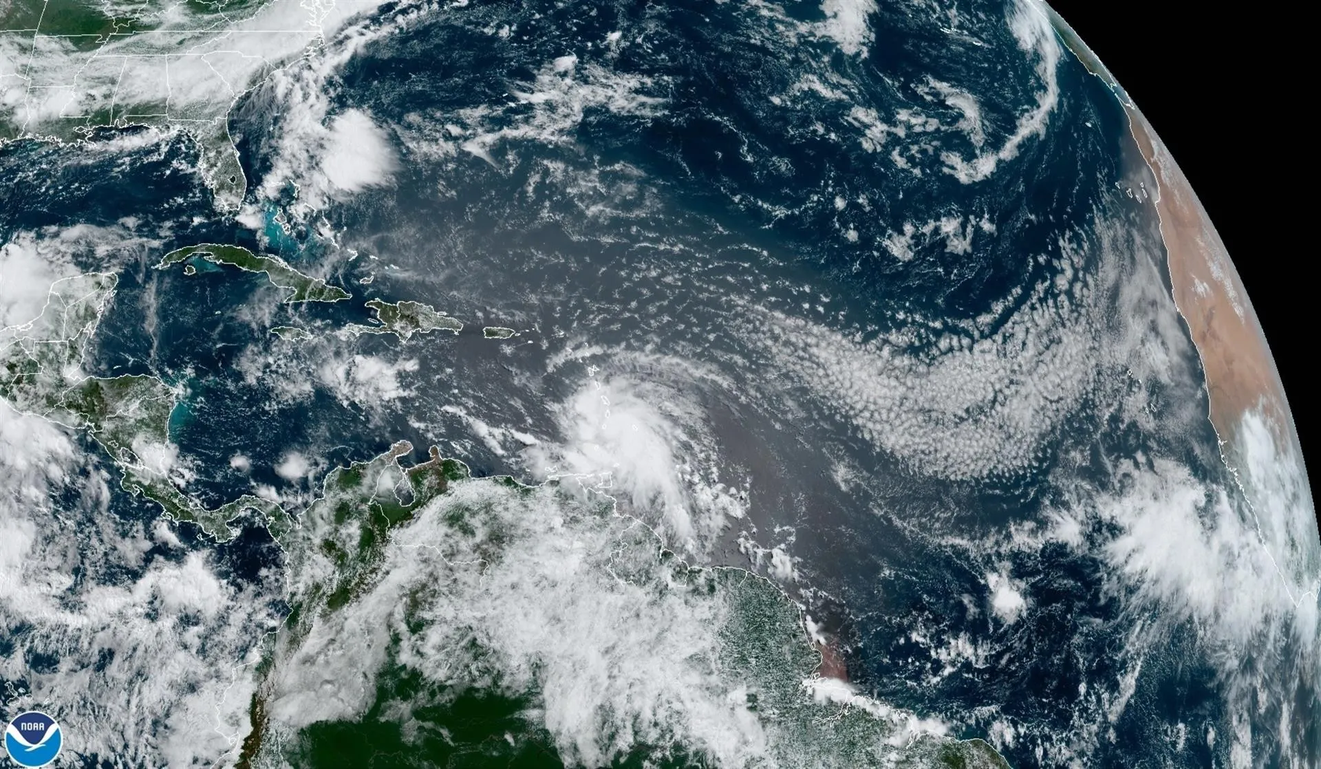 Huracán Elsa avanza hacia el sur de República Dominicana y Haití, a 120 kilómetros por hora
