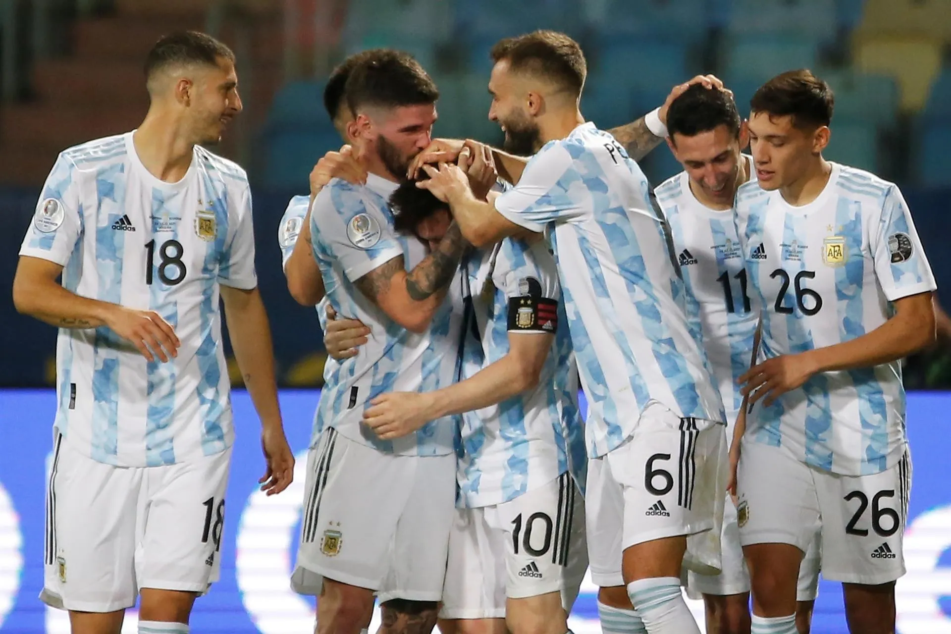 Messi con gol y Ospina evitándolos clasifican a Argentina y Colombia