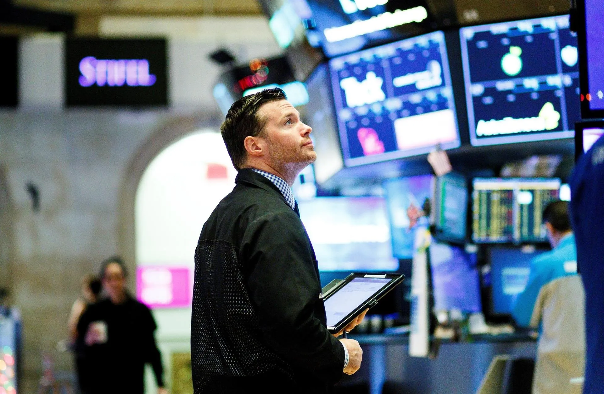 Wall Street cierra con triple récord entre expectativas por resultados