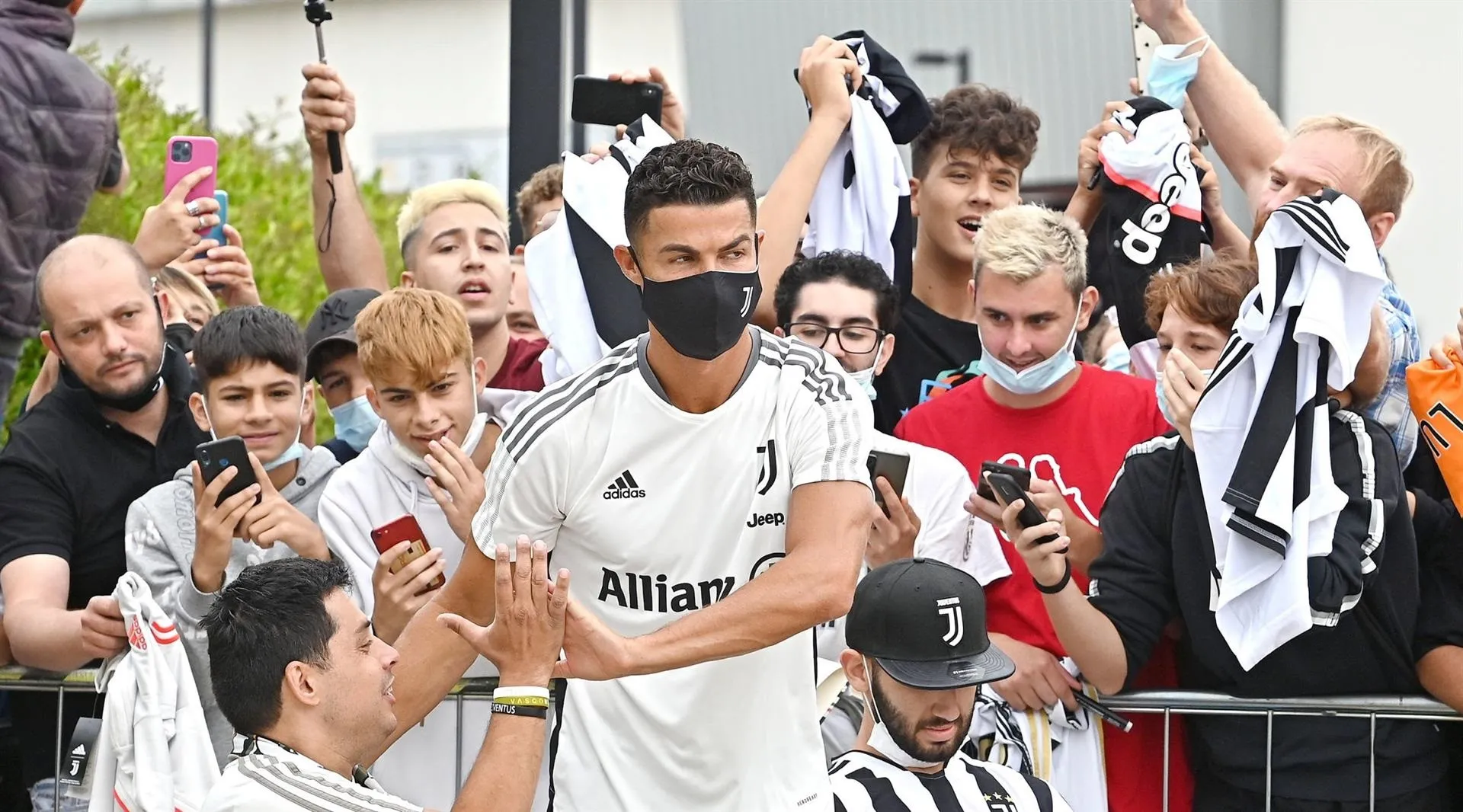 Cristiano ovacionado en su regreso al centro deportivo del Juventus