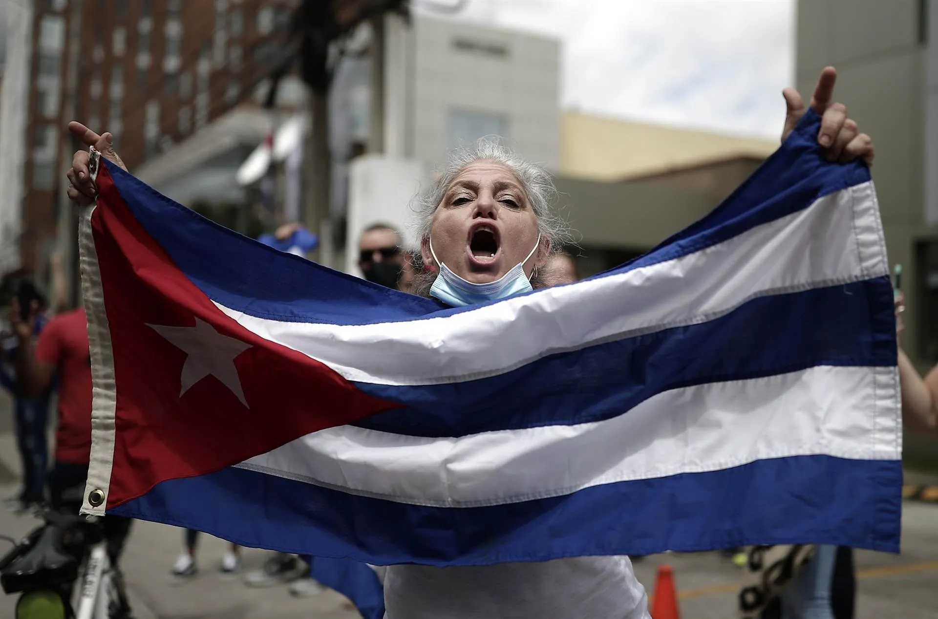 Cuba quita aranceles y límites a importación privada de comida y medicinas