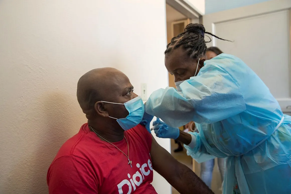 Centros de Puerto Príncipe aplican primeras vacunas a ritmo lento y constante