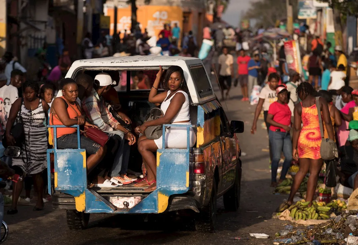 La vida continúa de noche en los mercados de Puerto Príncipe pese a la crisis