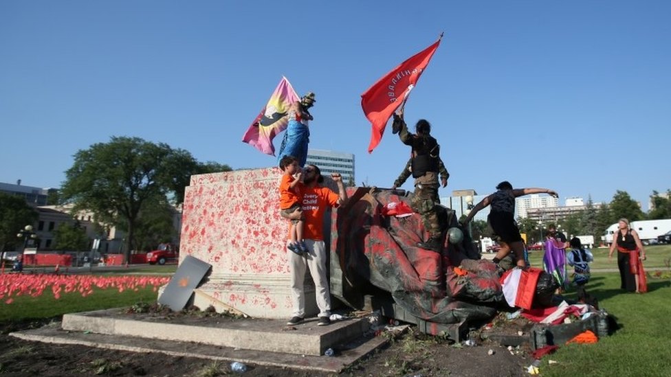 Tras la quema de iglesias, derriban las estatuas de las reinas Victoria e Isabel II en Canadá por el caso de los niños indígenas muertos en internados