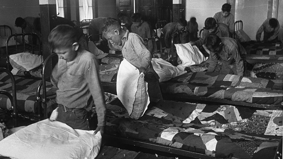 Como ratas de laboratorio: los espeluznantes experimentos sobre desnutrición que Canadá hizo con los niños de las escuelas indígenas
