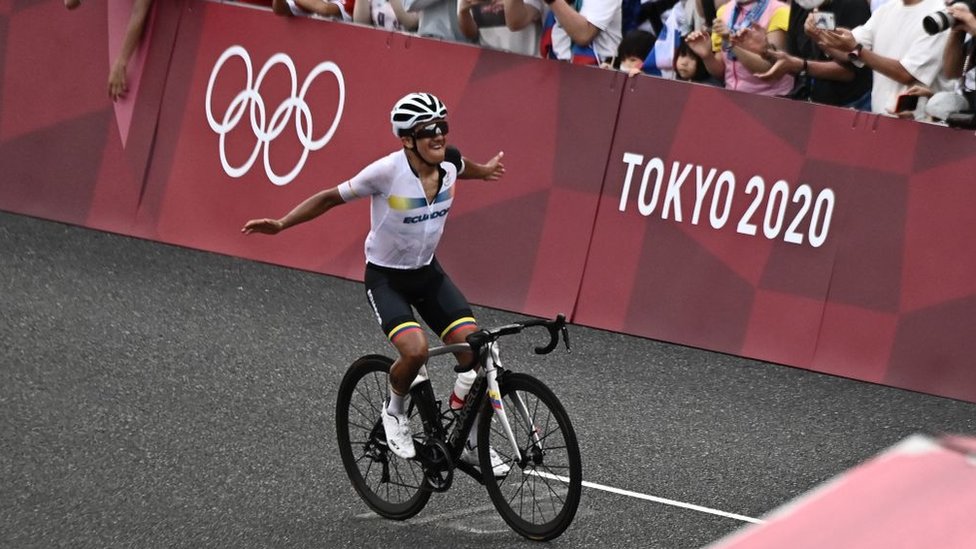 El ecuatoriano Richard Carapaz gana la medalla de oro en ciclismo en ruta masculino