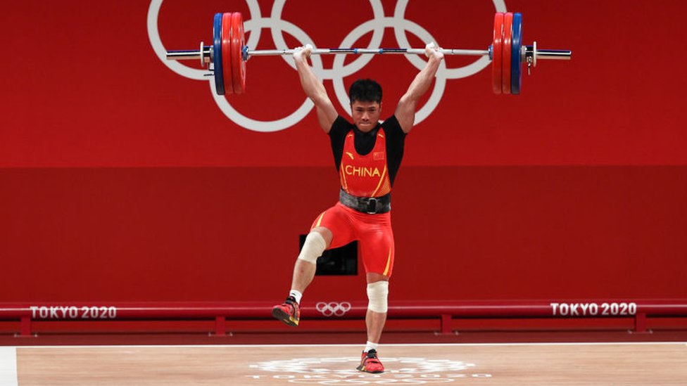Olímpicos de Tokio: la increíble técnica con la que un pesista chino que levantó 166 kilos en una sola pierna