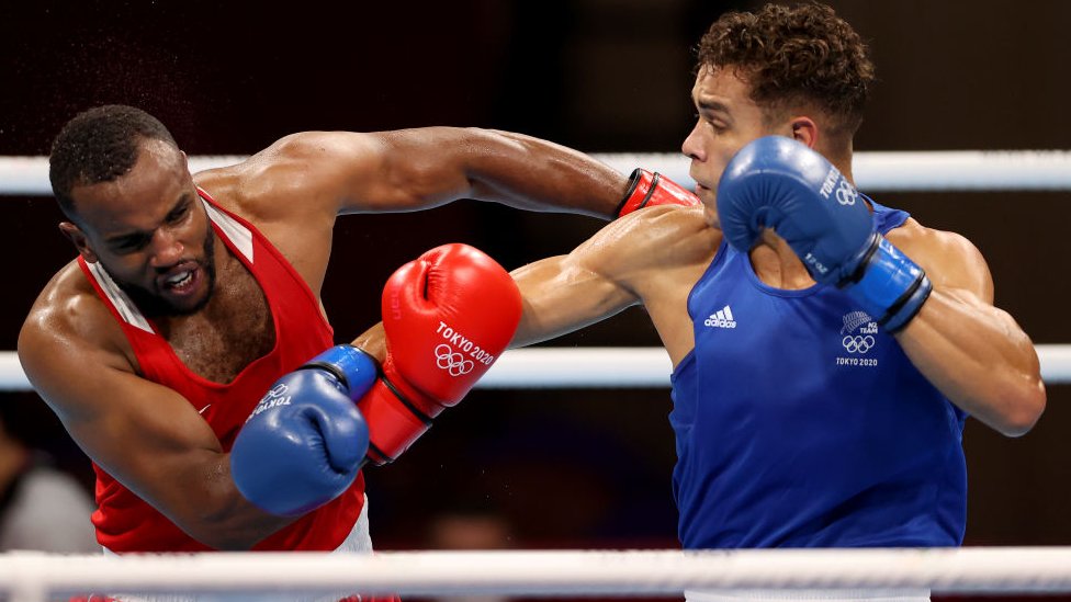 Juegos Olímpicos de Tokio: el boxeador que intentó ganar en el último minuto mordiendo la oreja de su oponente