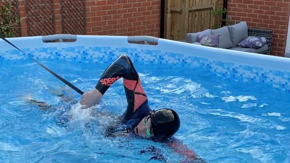 Juegos Olímpicosde Tokio: la increíble historia del adolescente que pasó de entrenar en una piscina de lona en el jardín de su casa a ganar el oro olímpico