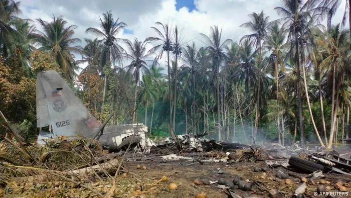 Se estrella avión filipino; 45 muertos, 53 heridos y 5 desaparecidos
