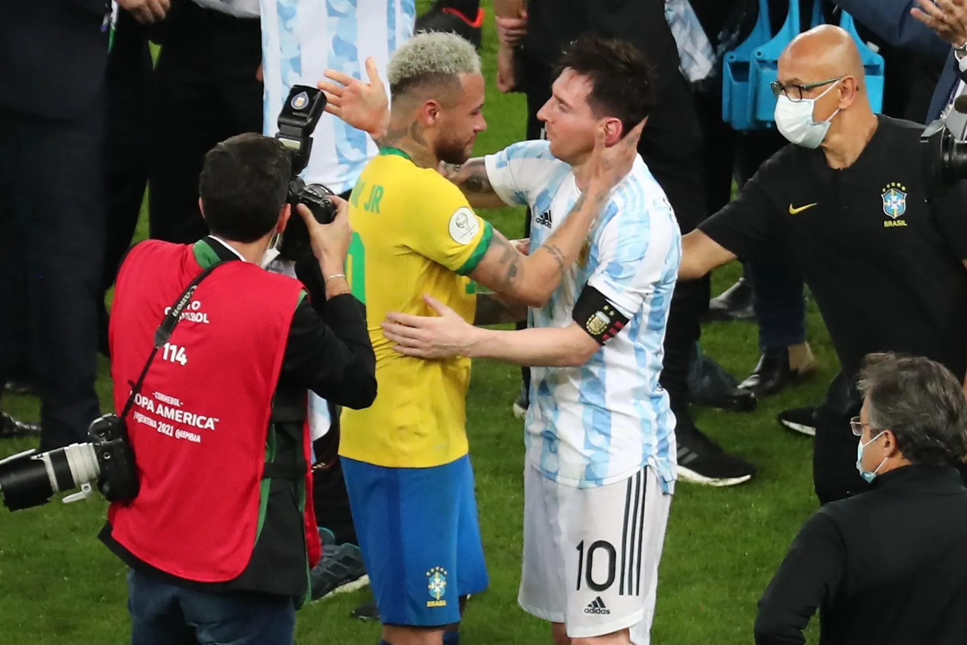 Argentina propina Maracanazo al ganar a Brasil en su casa