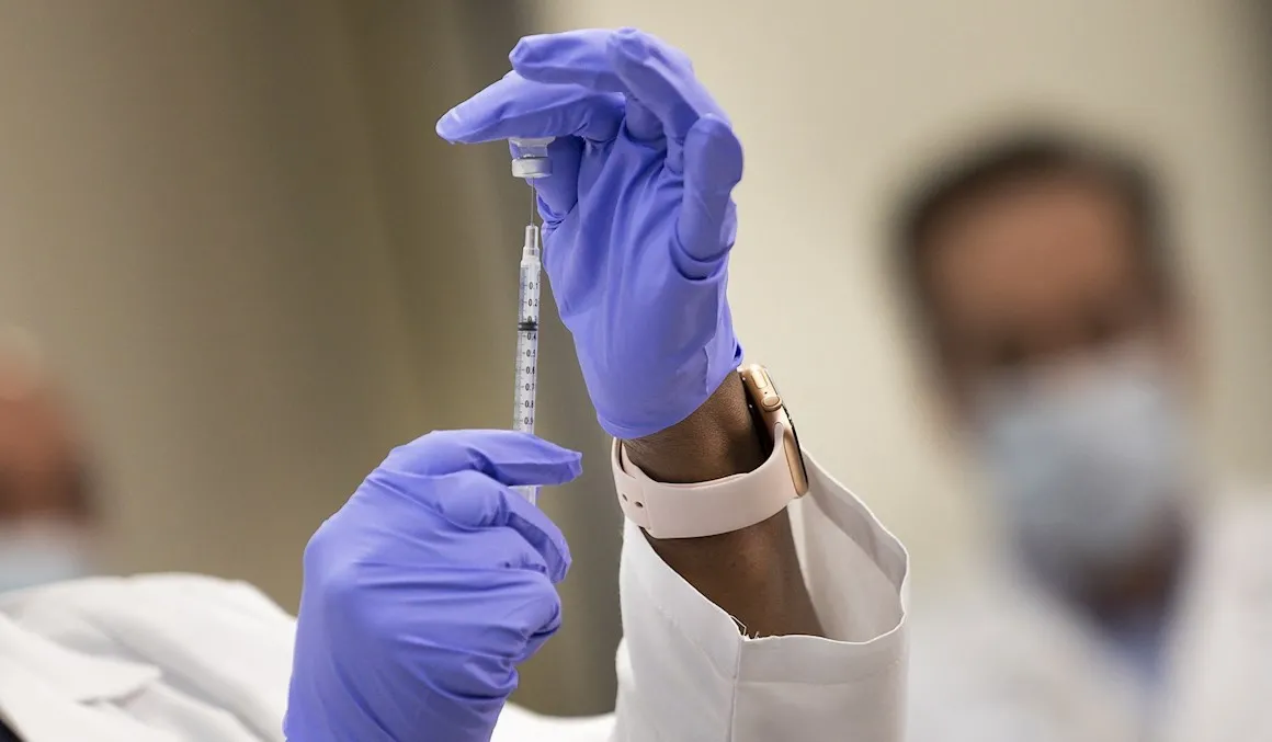 Nueva York exige a sanitarios a vacunarse o hacerse test anticovid semanales
