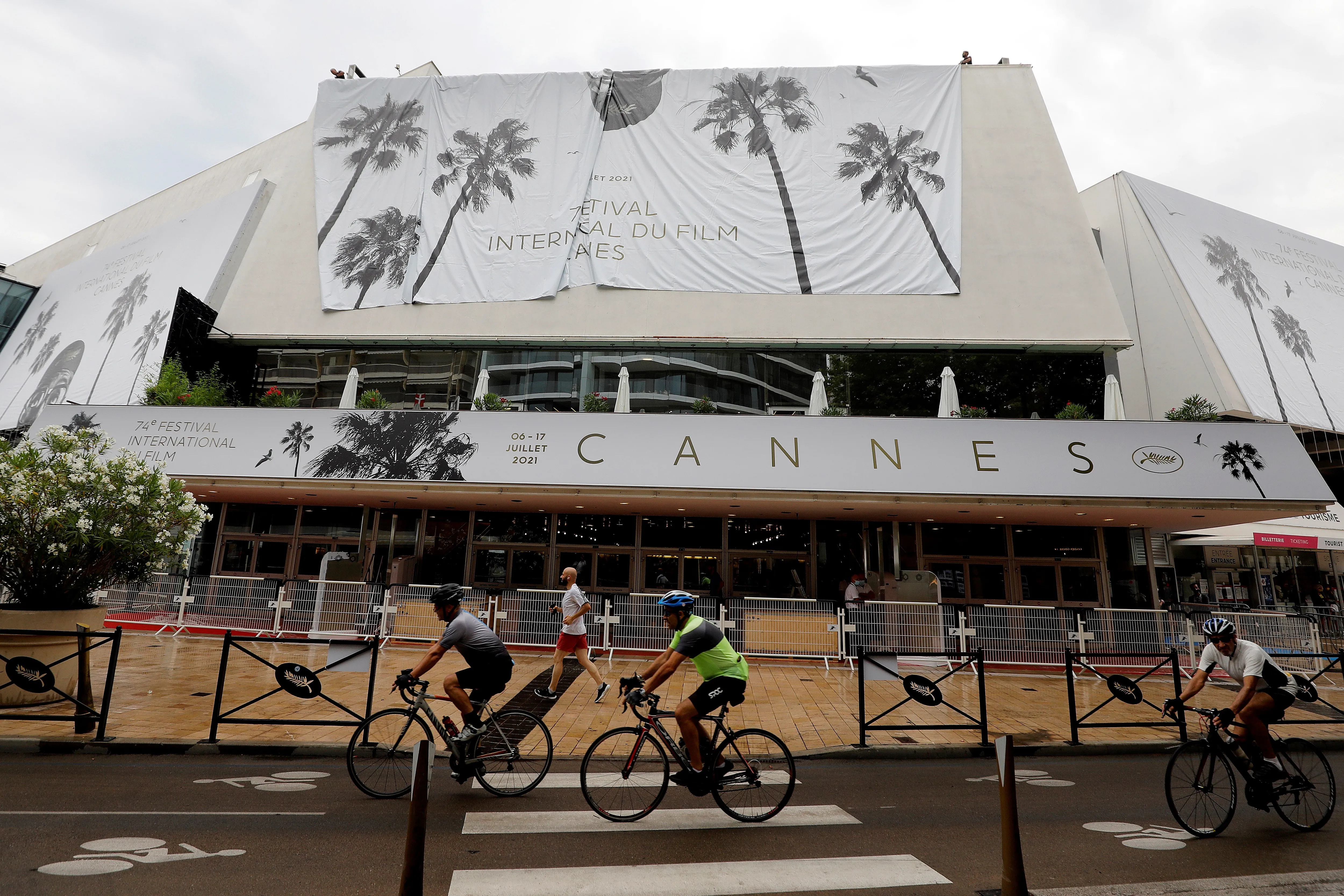 Menos gente y más películas en un Cannes que se celebra para defender el cine
