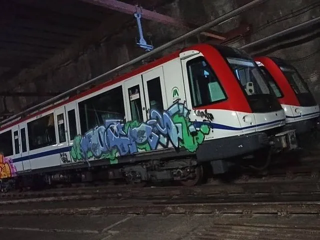Pintan con graffiti dos vagones del Metro de Santo Domingo