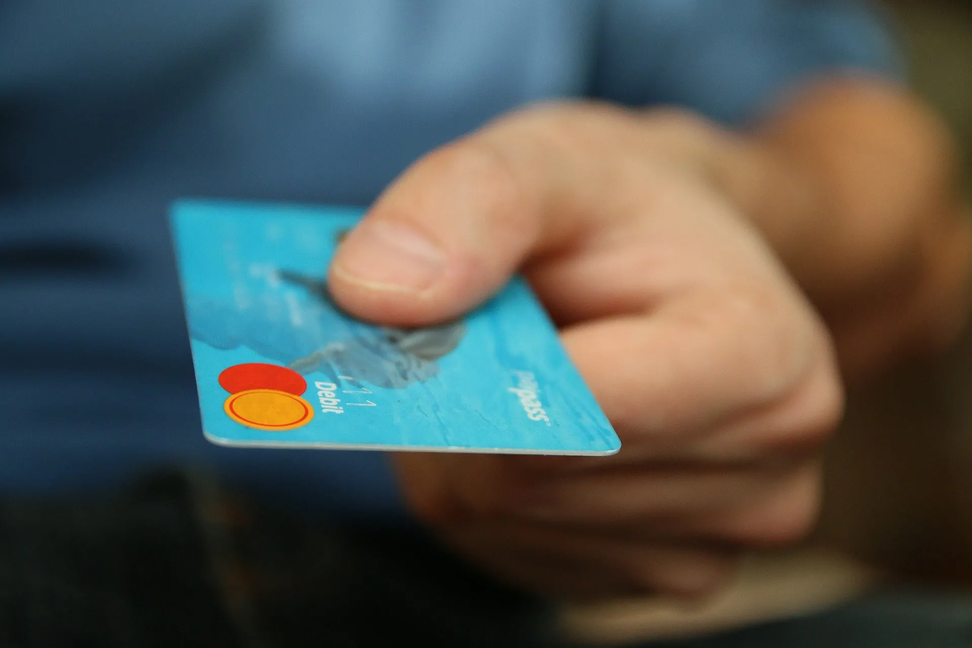 ¿Es obligatorio que los comercios verifiquen la identidad del cliente cuando usan su tarjeta de crédito o débito?