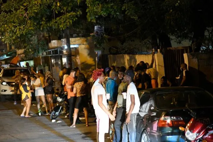 El “teteo” vuelve a las calles de Santo Domingo tras nuevo horario del toque de queda