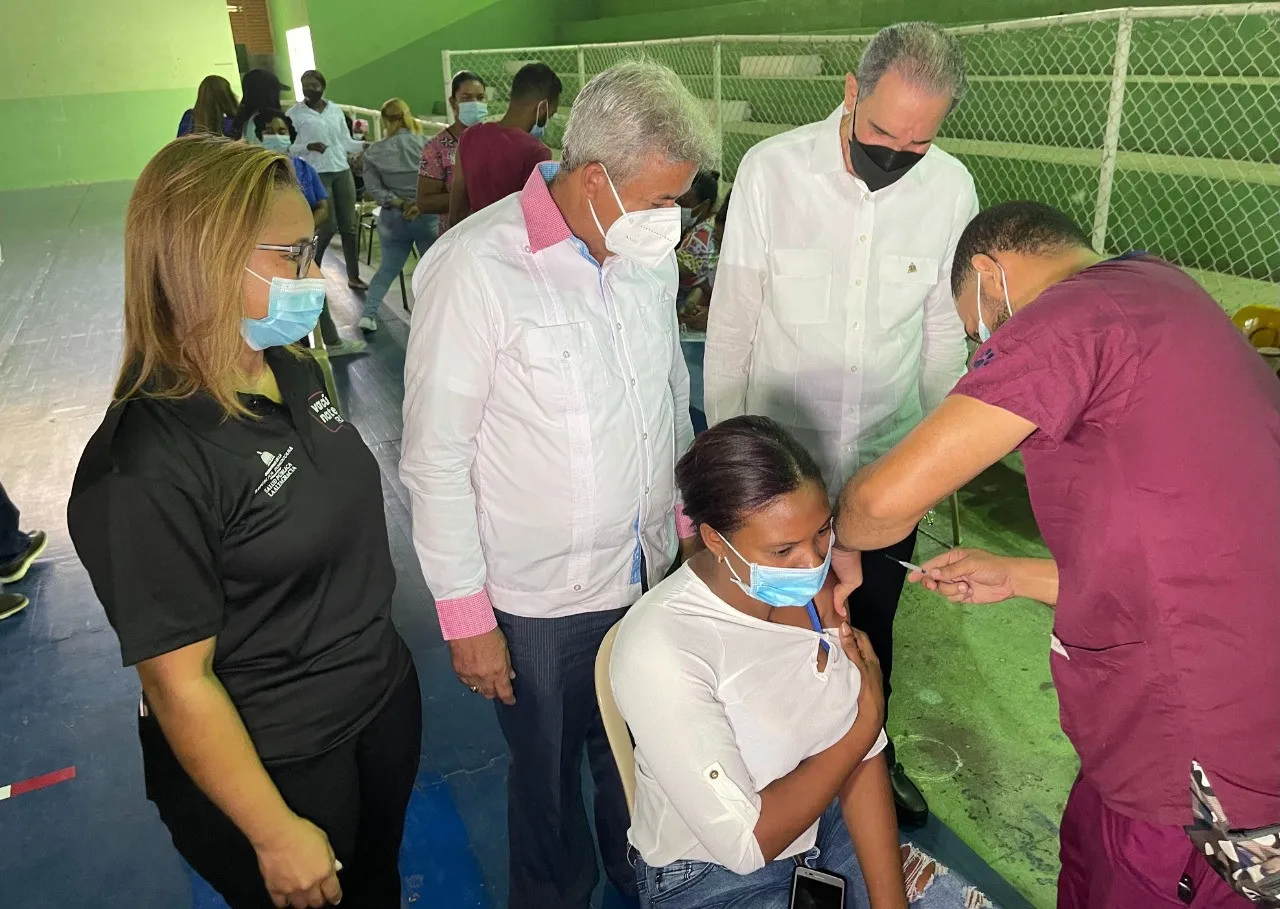 Ministro de Educación Superior asiste a operativo de vacunación en Higüey