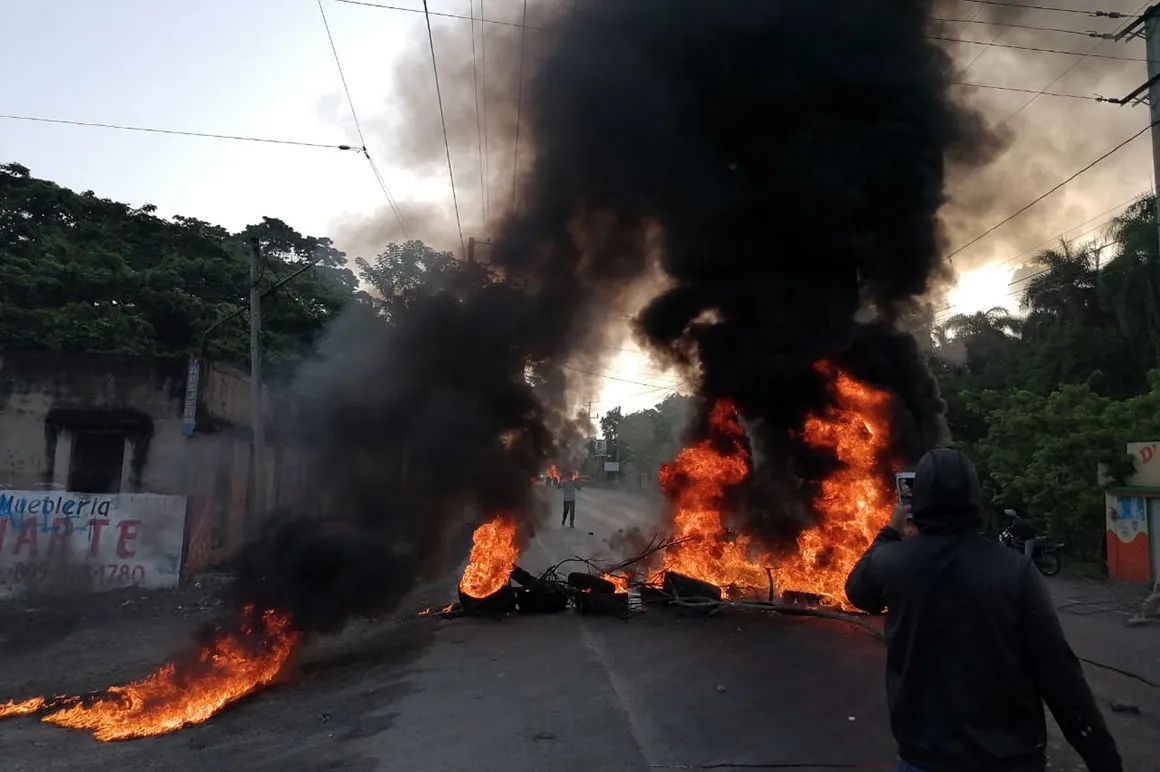 Intensifican protestas en Sabana Rey, Cenovi, en reclamo de arreglo de calles