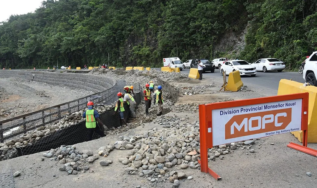 Continúan trabajos carretera Piedra Blanca-Maimón-Cotuí con inversión de RD$631 MM