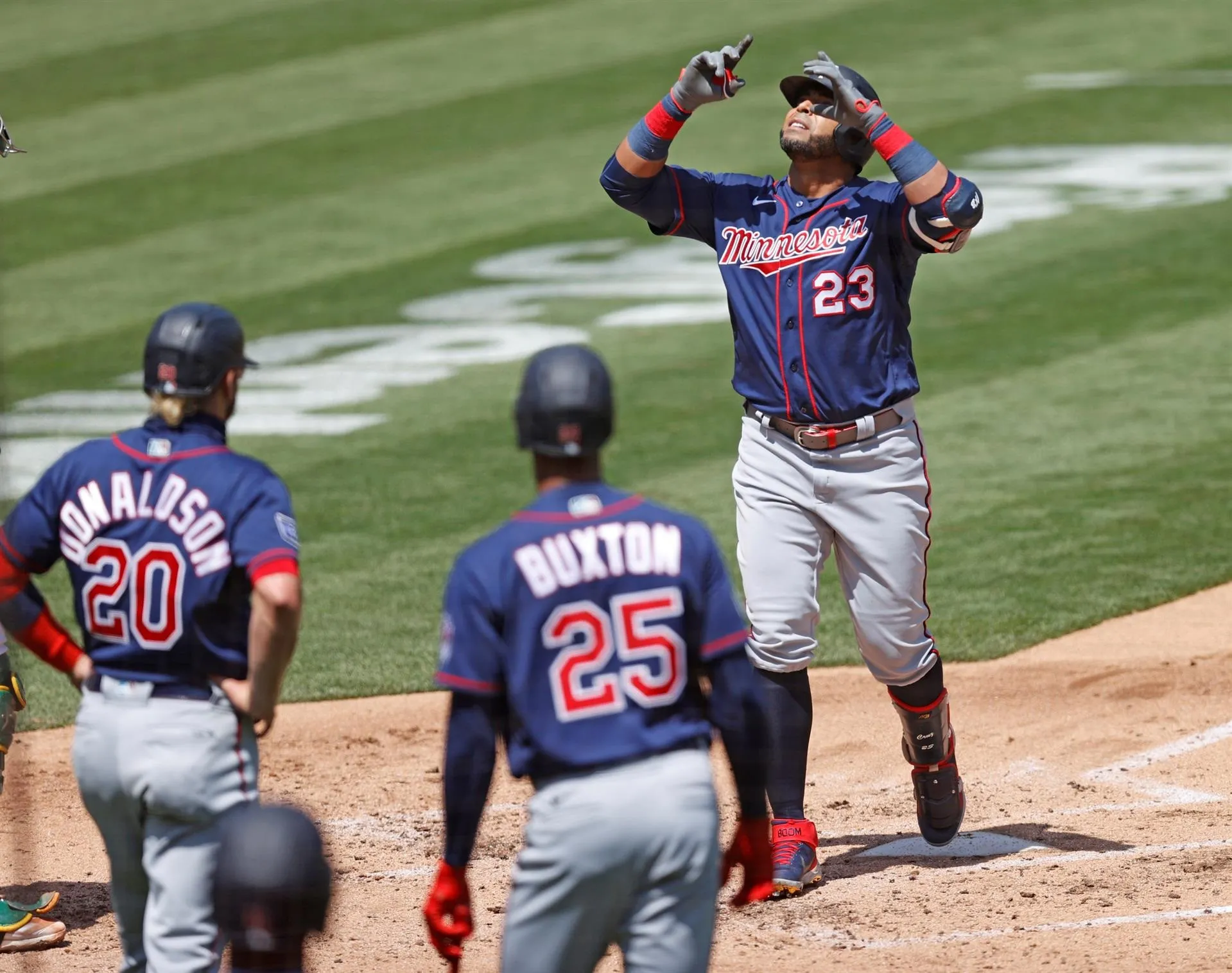 Dominicanos Cruz y De la Cruz con bates explosivos