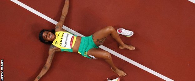 Tokio: el extraordinario logro de la velocista jamaiquina Elaine Thompson-Herah al ganar doble medalla de oro en los 100 m y 200 m por segunda vez