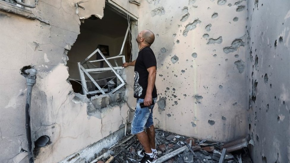 Conflicto entre israelíes y palestinos: el lanzamiento de cohetes de Hamás hacia Israel constituyó un crimen de guerra, dice Human Rights Watch