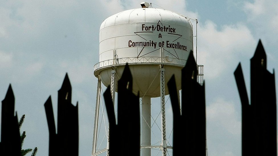 Por qué una base militar en Estados Unidos se volvió centro de las teorías de conspiración sobre el origen del coronavirus