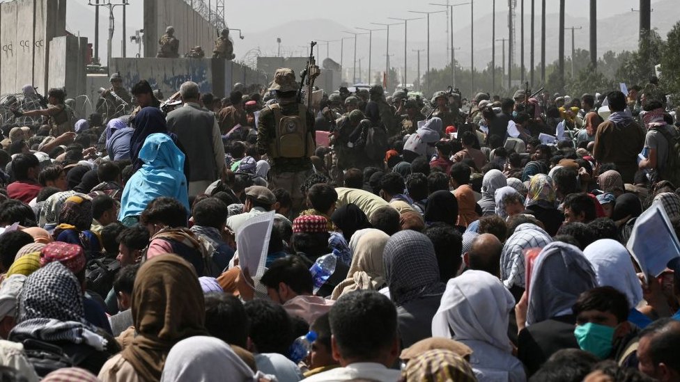 Afganistán: caos en el aeropuerto de Kabul mientras miles de personas esperan a ser evacuadas