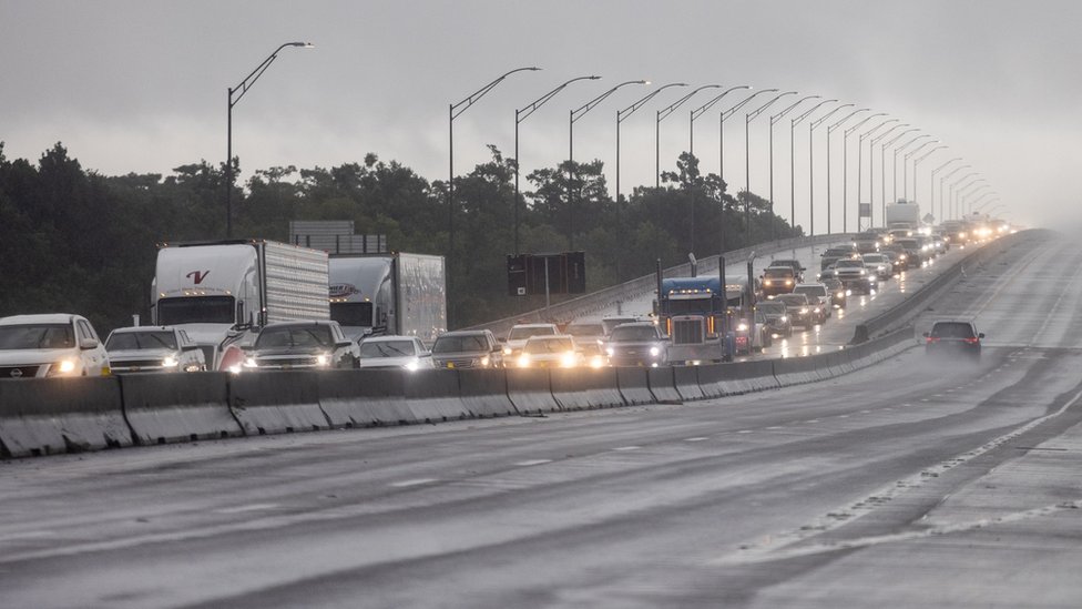 Huracán Ida: miles de personas huyen a medida que la tormenta se acerca a Luisiana