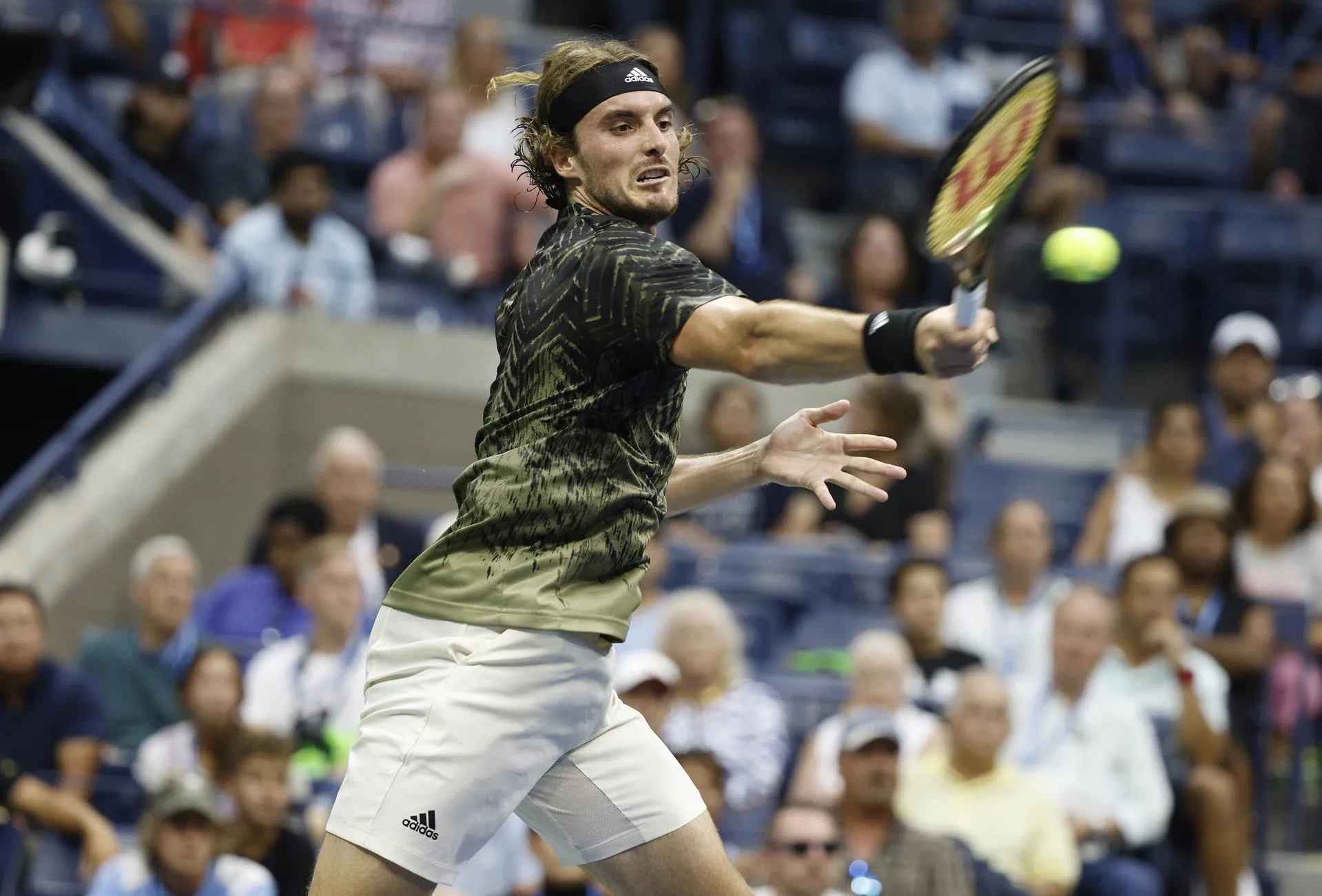 Favorito Tsitsipas debuta con triunfo épico ante Murray