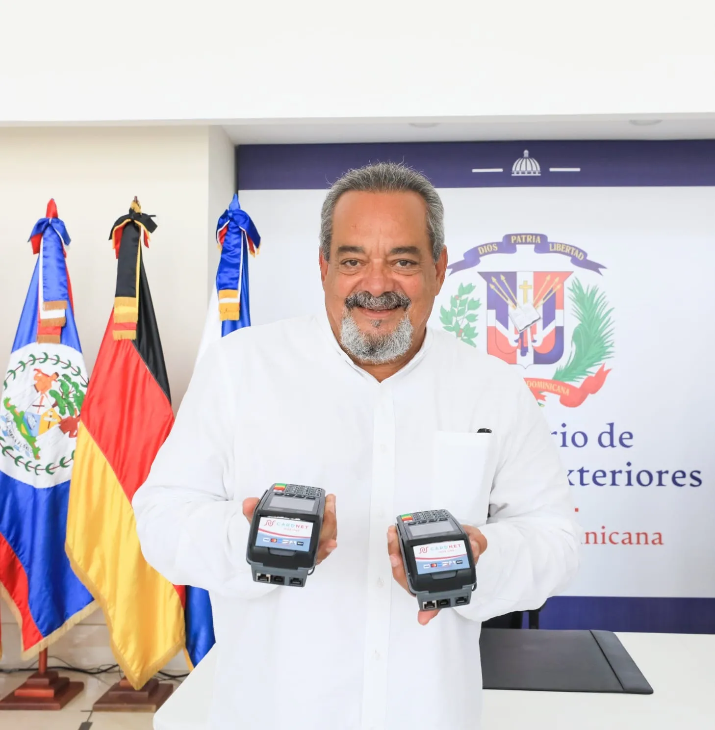Consulado dominicano en Los Ángeles acepta pagos de servicios con tarjetas