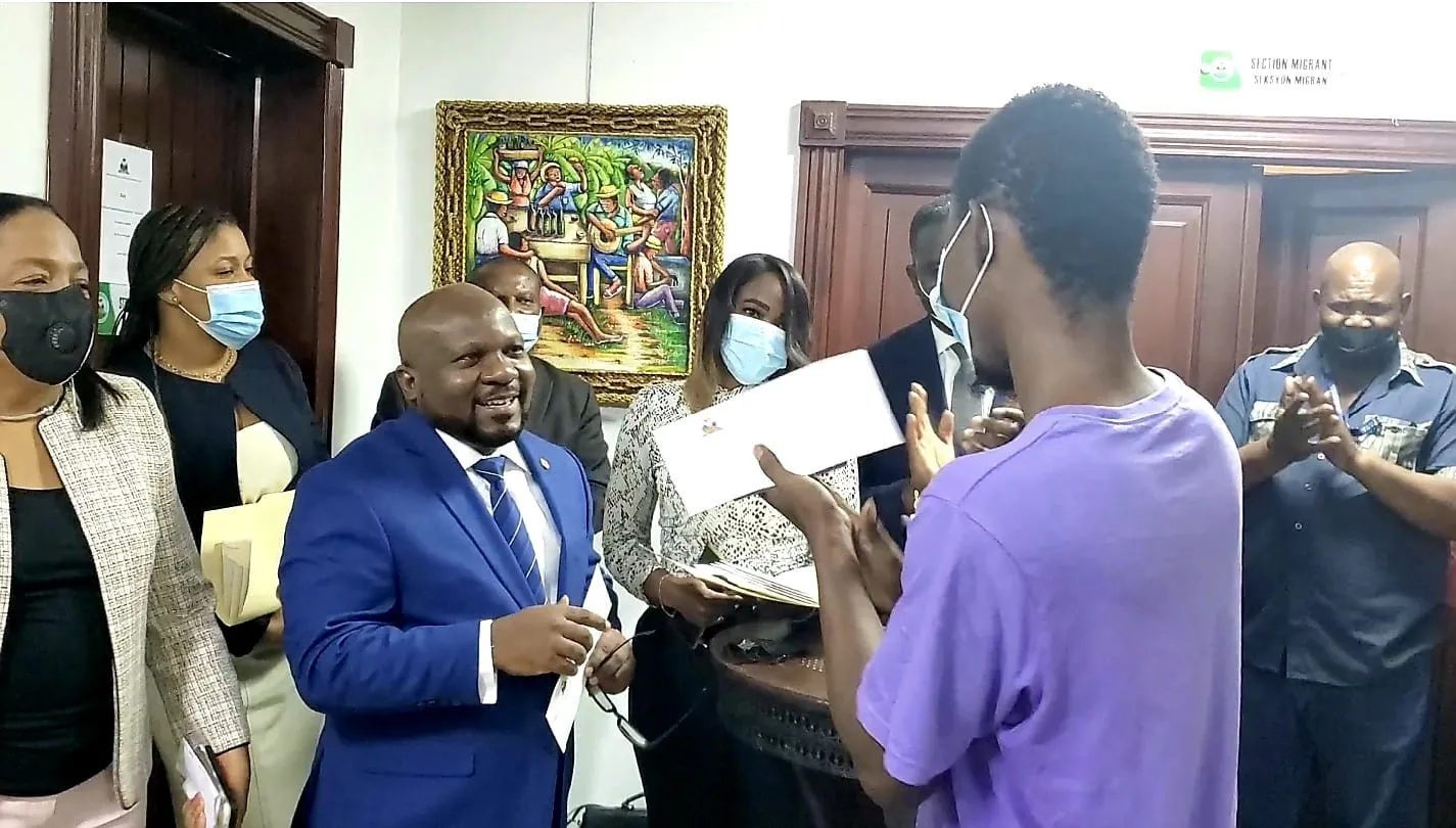 Embajada de Haití inicia entrega 200 pasaportes visados a estudiantes haitianos