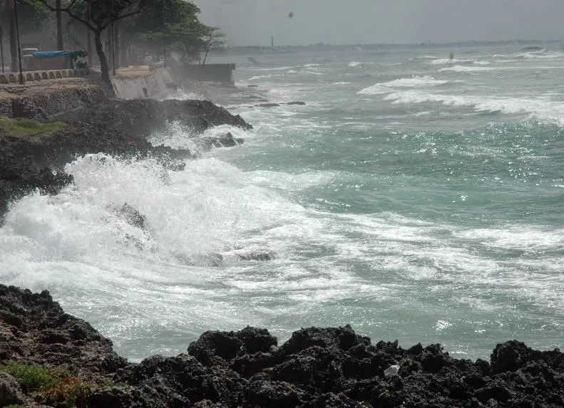 Cierran Malecón de Santo Domingo por fuertes lluvias de la tormenta Fred
