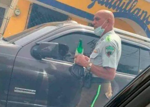 DIGESETT investiga a oficial fotografiado con cerveza en mano