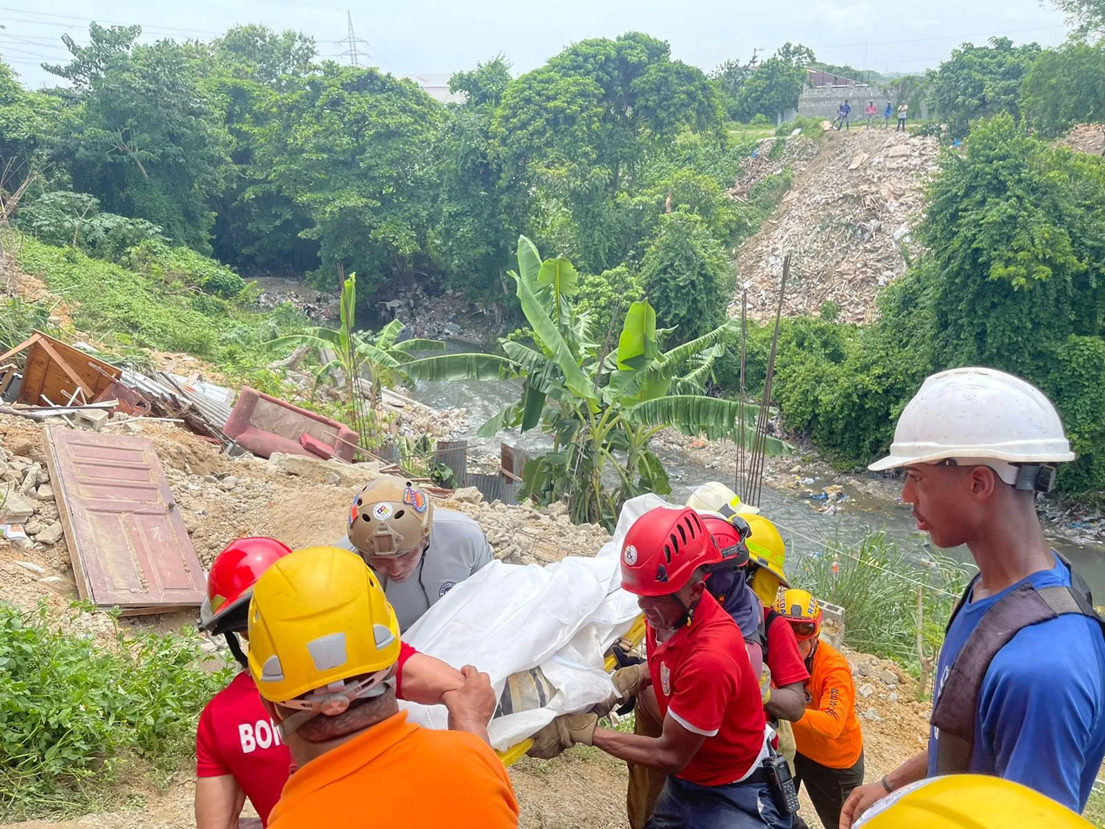 Hombre muere al derrumbarse su casa en la cañada Guajimía